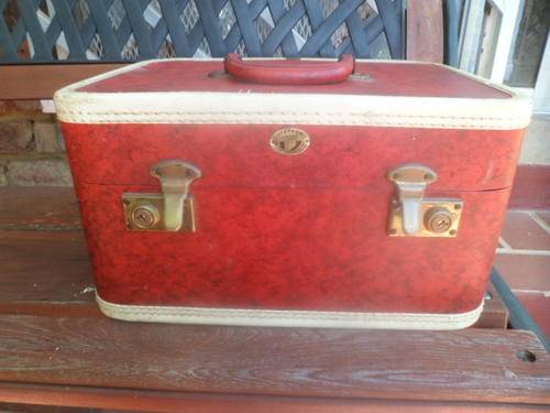 METEOR LUGGUGE VINTAGE VANITY CASE RED AND WHITE