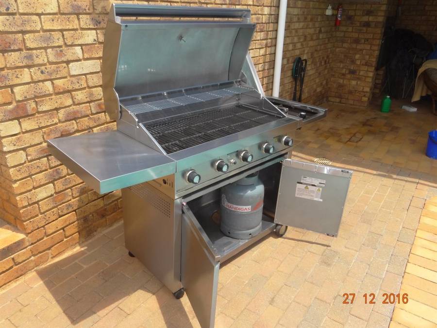 Jetmaster GT5S-S 6-burner stainless steel gas braai in mint condition