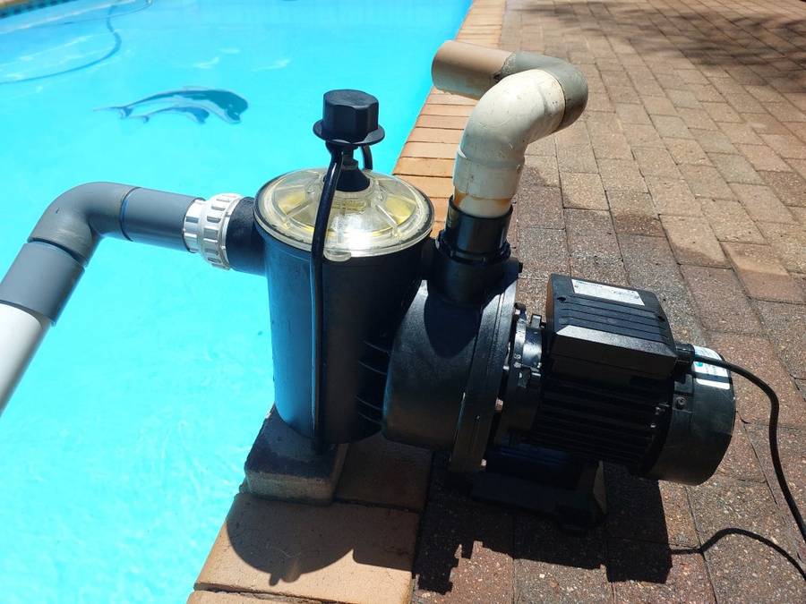 Quality `SuperFlo 2` 0.75kW pool pump in excellent condition