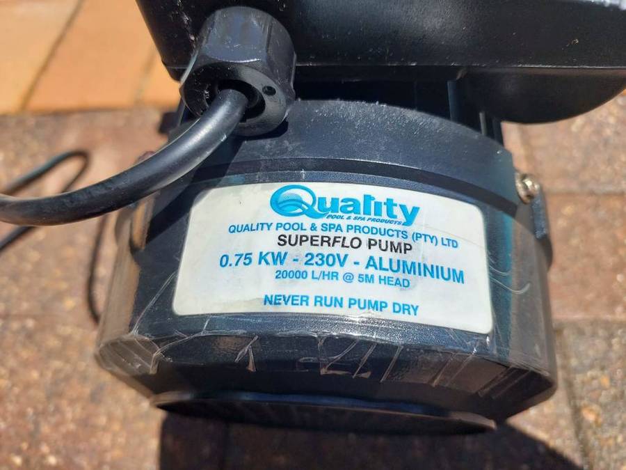 Quality `SuperFlo 2` 0.75kW pool pump in excellent condition