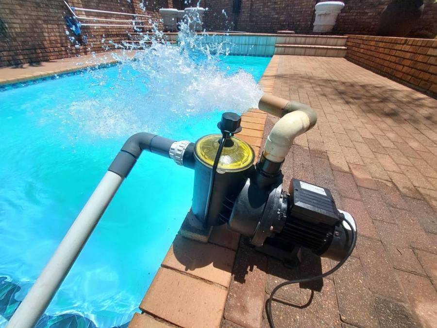 Quality `SuperFlo 2` 0.75kW pool pump in excellent condition