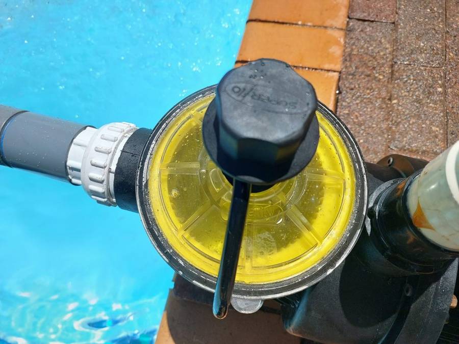 Quality `SuperFlo 2` 0.75kW pool pump in excellent condition