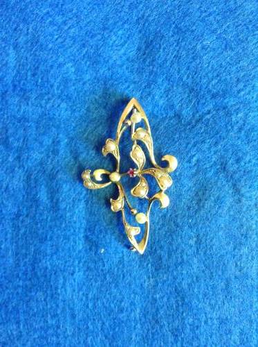 GOLD EDWARDIAN BROOCH WITH PEARLS