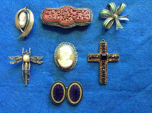 SELECTION OF 7 PIECES OF OLD COSTUME JEWELLERY