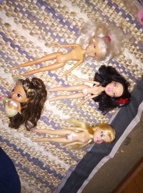 Doll lot - 3 Bratz dolls and 1 Sparkle girl - starting at a low low R1!!!!