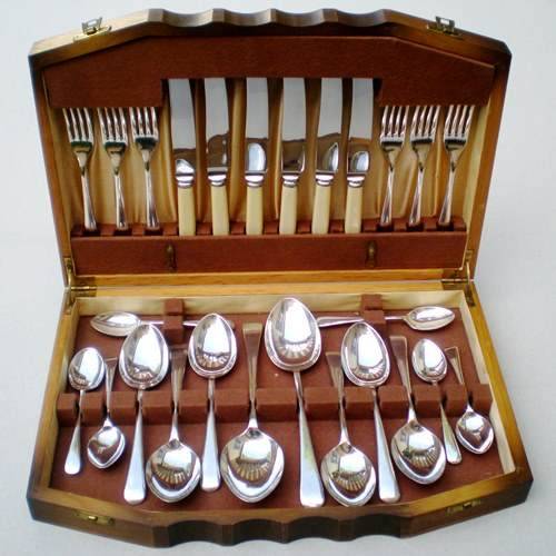 CANTEEN OF SHEFFIELD SILVER PLATED CUTLERY. 6 seating / 26 piece. Bone handle knives. (1940s / 50s)