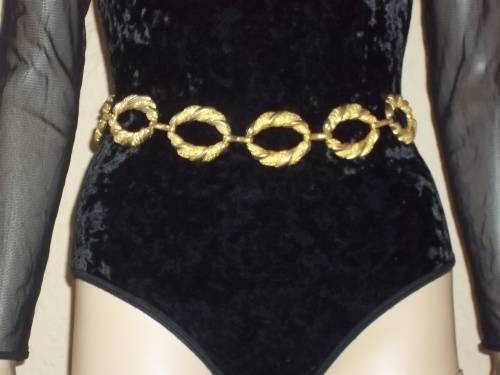 ***SUMMER SALE*** GOLD DISC / CHAIN VINTAGE BELT - SIZE - MEDIUM