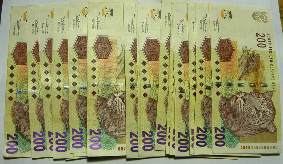 Top Grade RSA notes: 16x Mboweni R200 notes (2004 to 2009) in EF/AU (my opinion)  Bid per note.