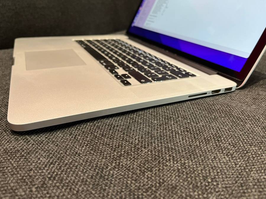 MacBook Pro 2015 , 15-Inch Core i7 2.20GHz , Retina Display, 16GB RAM , 256GB SSD