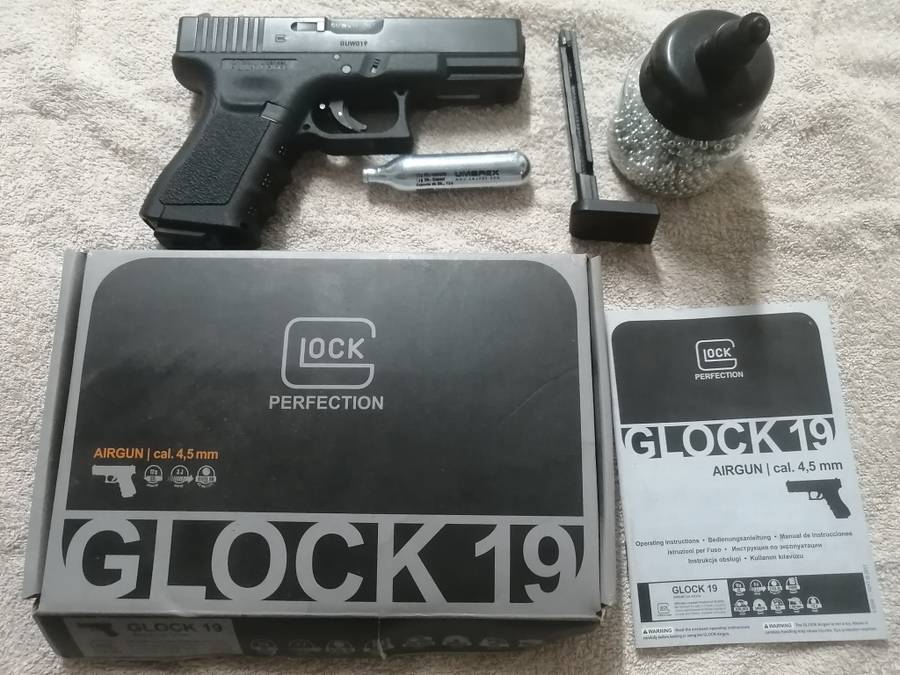 Umarex Glock 19 CO2 Air Pistol - 4.5mm, Black