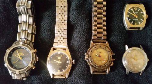 FIVE WORKING WATCHES. SEE THE DESCRIPTION