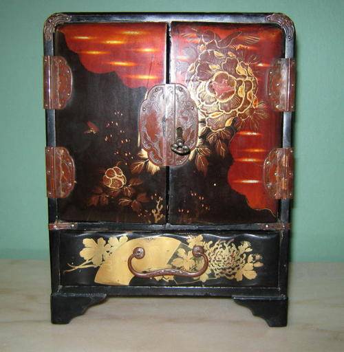 LACQUERED GEISHA CABINET