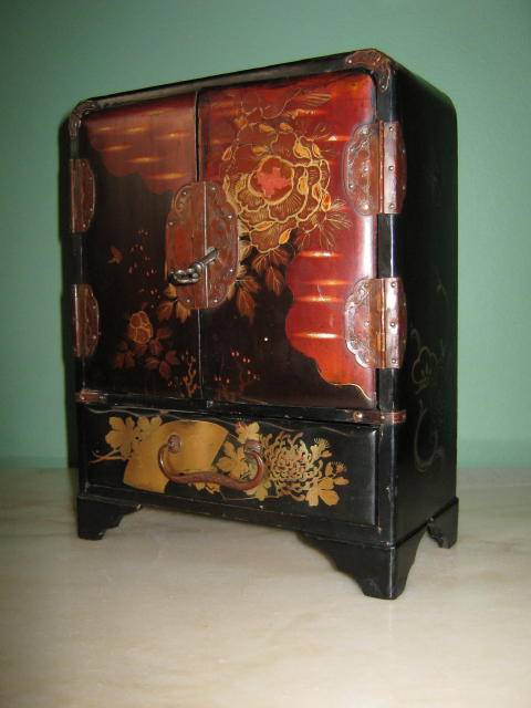 VINTAGE LACQUERED GEISHA CABINET