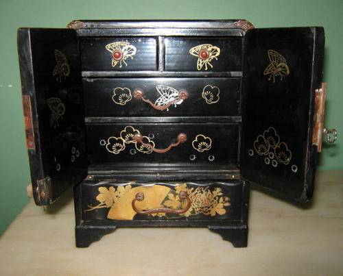 VINTAGE LACQUERED GEISHA CABINET