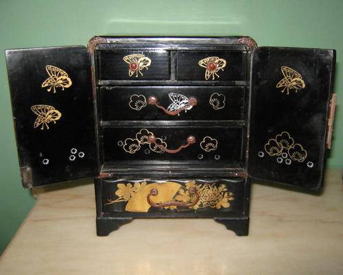 VINTAGE LACQUERED GEISHA CABINET