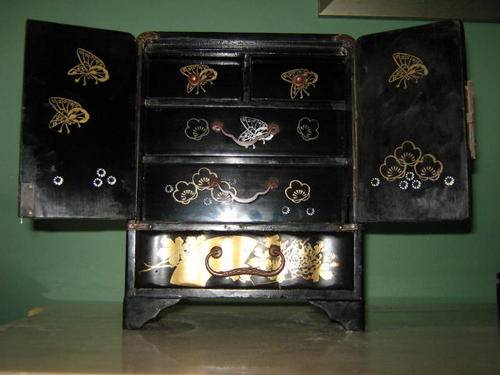 VINTAGE LACQUERED GEISHA CABINET