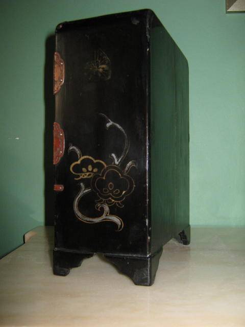 VINTAGE LACQUERED GEISHA CABINET