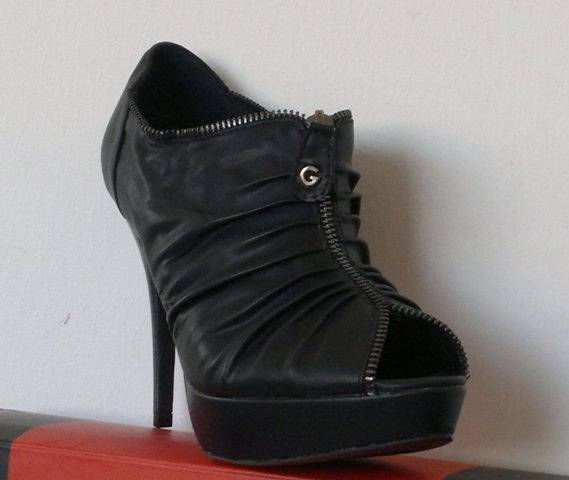 100% authentic guess Caryn shoe. Size 7