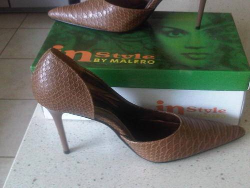 STUNNING snakeskin look tan heels by IN STYLE-size 6