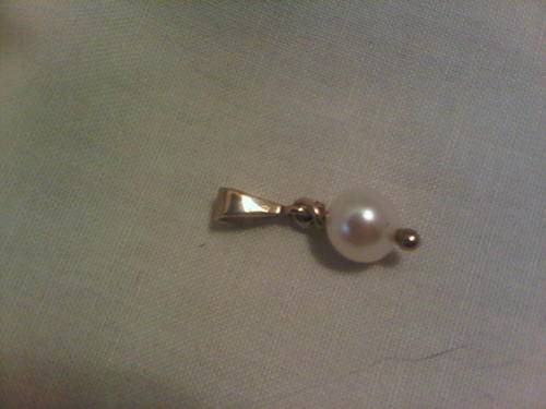 Beautiful 9ct Gold & Pearl Pendant
