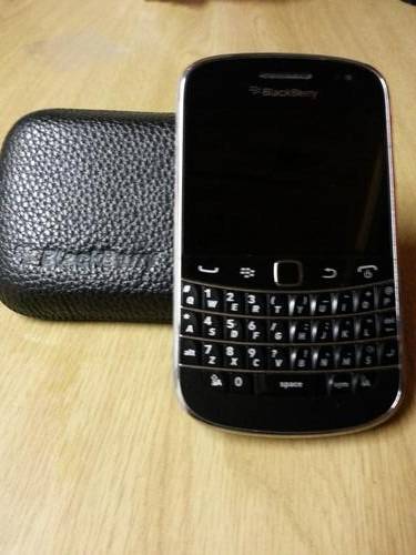 Blackberry 9900 black + original belt pouch (like new)- local warrantee March2014
