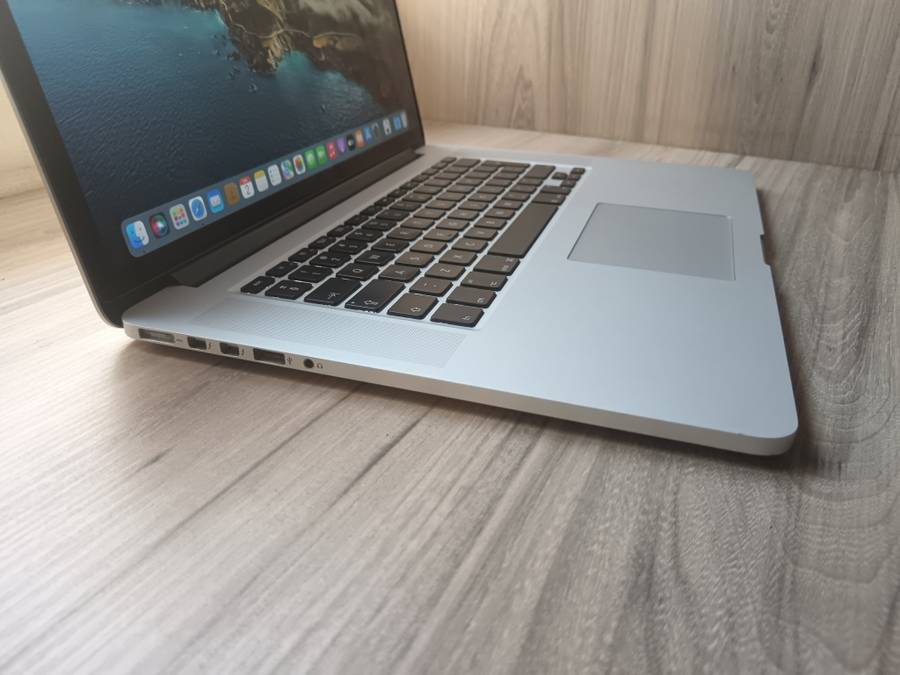2015 MacBook Pro 15inch Retina Intel Core I7 + Free Laptop Bag