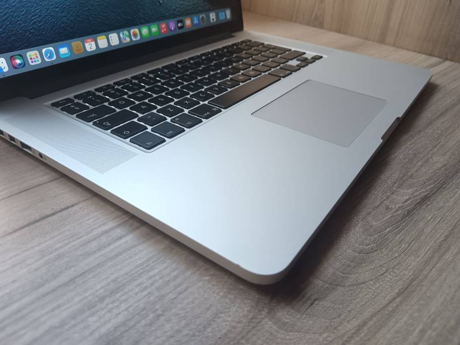 2015 MacBook Pro 15inch Retina Intel Core I7 + Free Laptop Bag