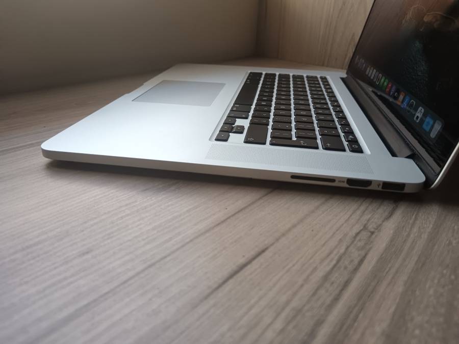 2015 MacBook Pro 15inch Retina Intel Core I7 + Free Laptop Bag