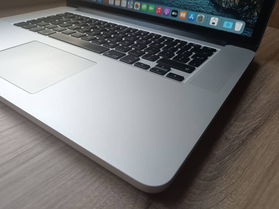 2015 MacBook Pro 15inch Retina Intel Core I7 + Free Laptop Bag