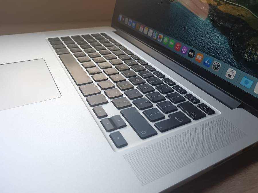 2015 MacBook Pro 15inch Retina Intel Core I7 + Free Laptop Bag