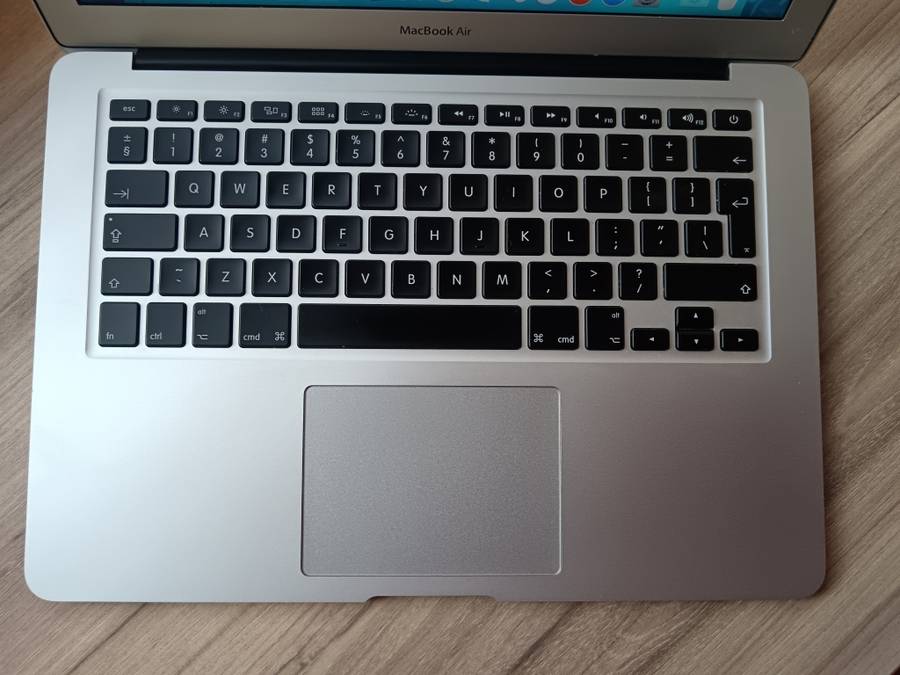 MacBook Air (13-inch, Early 2015) + Free Laptop Bag