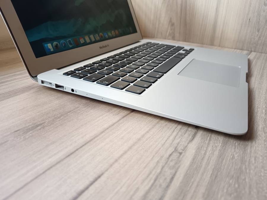MacBook Air (13-inch, Early 2015) + Free Laptop Bag