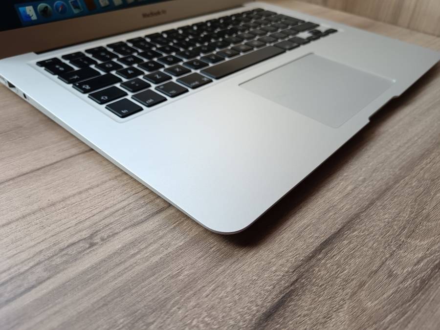 MacBook Air (13-inch, Early 2015) + Free Laptop Bag