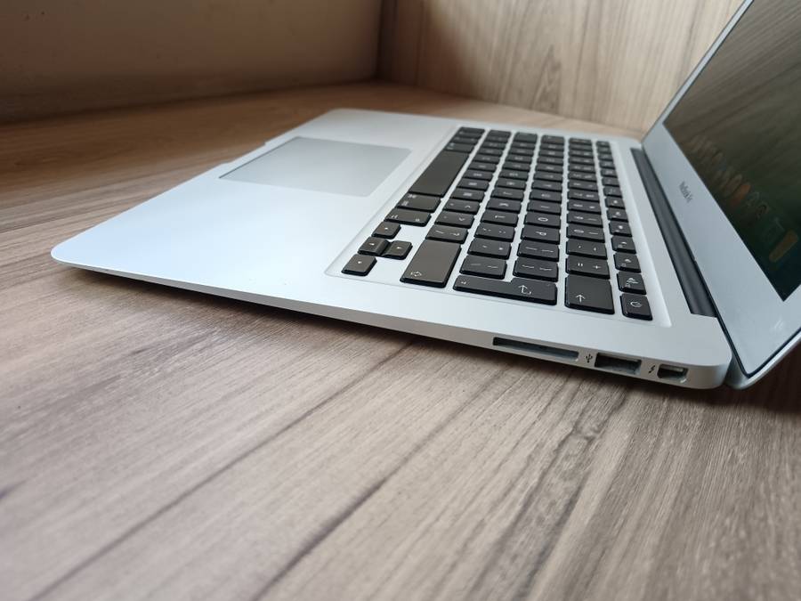 MacBook Air (13-inch, Early 2015) + Free Laptop Bag