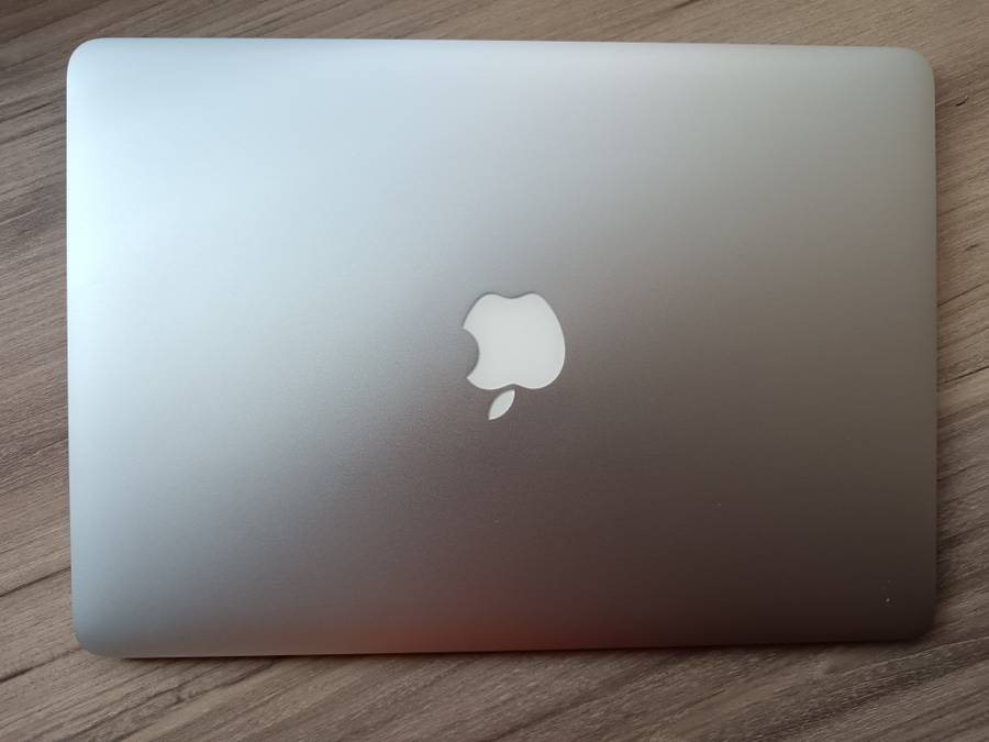 MacBook Air (13-inch, Early 2015) + Free Laptop Bag
