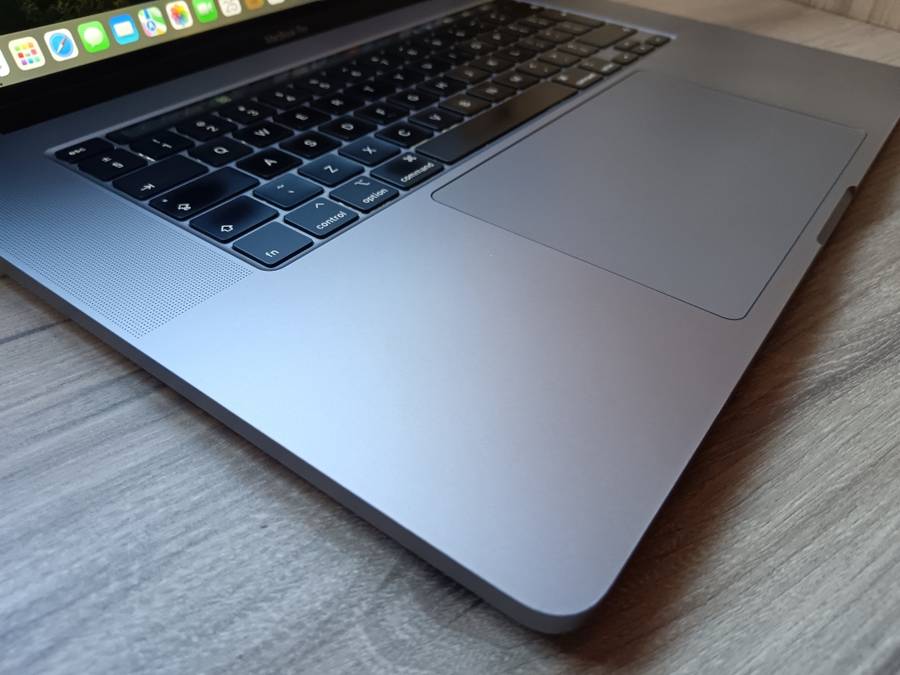 Macbook Pro 16-Inch 2019 Touch Bar 2.6GHz i7 16GB 512GB SSD + Free Laptop Bag