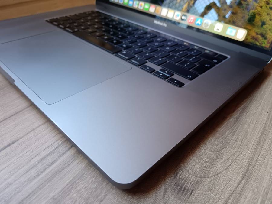 Macbook Pro 16-Inch 2019 Touch Bar 2.6GHz i7 16GB 512GB SSD + Free Laptop Bag