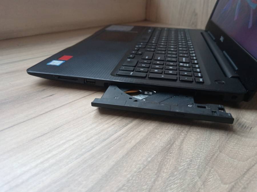Dell Inspiron 15 3580 Intel Core i7 + Free Laptop Bag