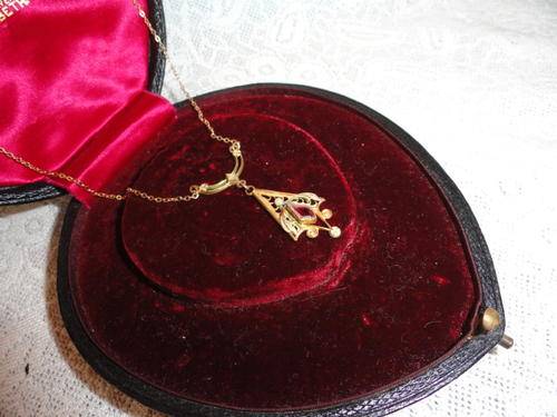 DAINTY VICTORIAN FAUX  RUBY AND SEED PEARL NECKLACE