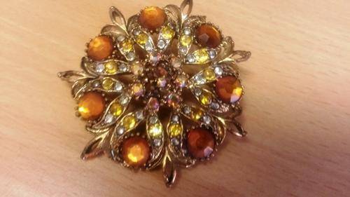 vintage brooch  goldtone stunning