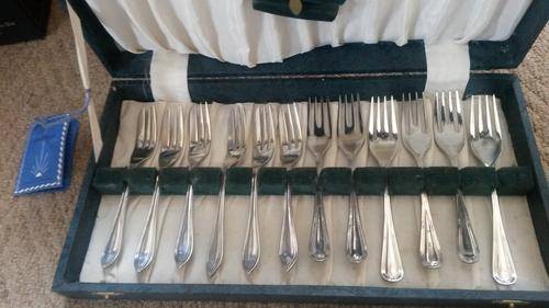 3 boxed sets of antique/vintage silverplate incl 1 sipelia cake fork sets in case