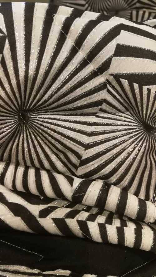 COMFORTER SET BLK/SILVER /WHT -QUEEN EXTRA & KING SIZES . 5PIECE*** EQUISITE QUALITY SEE DESCRIPTION
