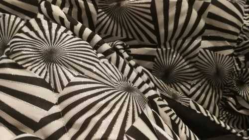 COMFORTER SET BLK/SILVER /WHT -QUEEN EXTRA & KING SIZES . 5PIECE*** EQUISITE QUALITY SEE DESCRIPTION