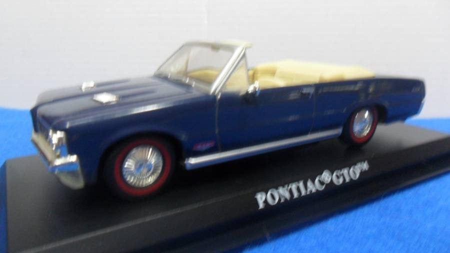 DEL PRADO 1964 PONTIAC GTO  " THE ULTIMATE CAR COLLECTION " MINT  CONDITION WITH THE DISPLAY BASE