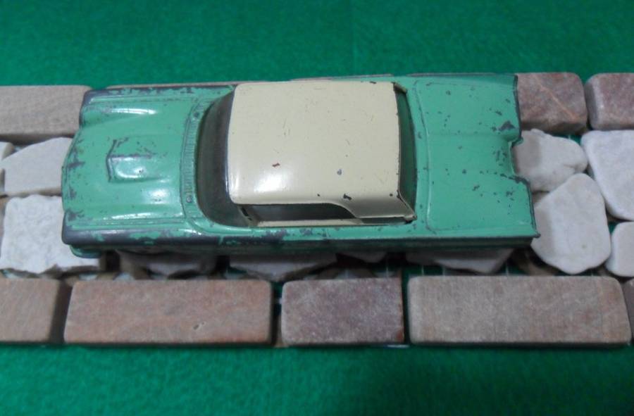 CORGI 214  FORD THUNDERBIRD  ( MADE IN GT BRITAIN FROM 1959 UNTILl 1965 ) PLAYWORN CONDITION  NO BOX