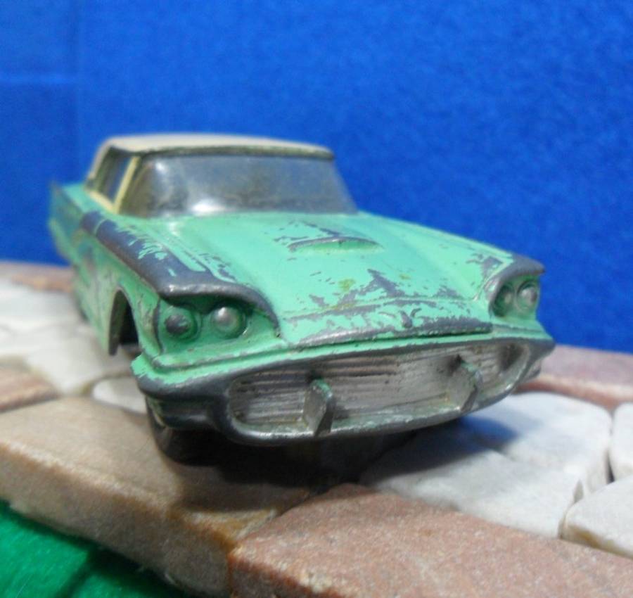 CORGI 214  FORD THUNDERBIRD  ( MADE IN GT BRITAIN FROM 1959 UNTILl 1965 ) PLAYWORN CONDITION  NO BOX