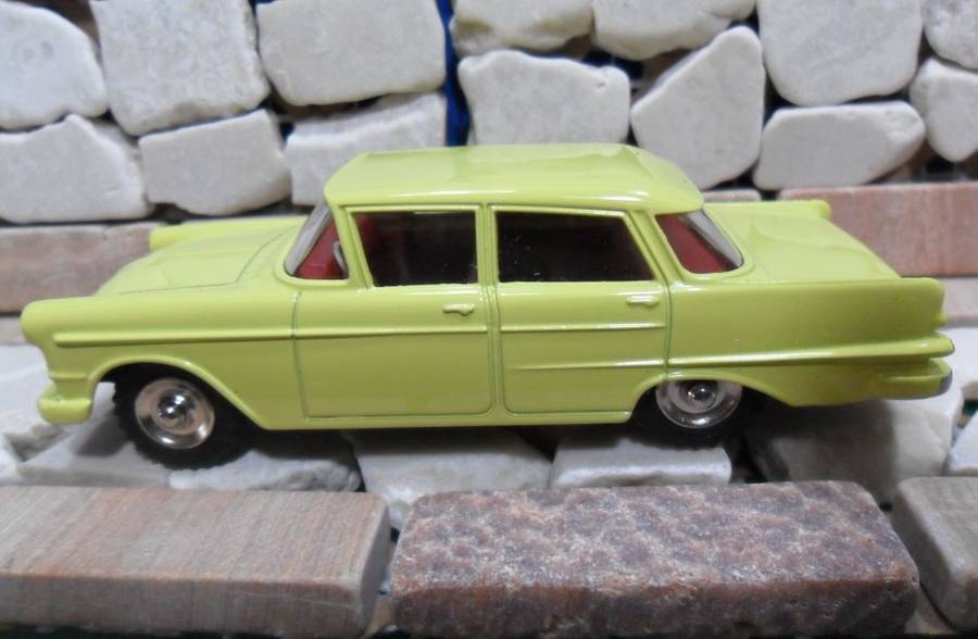 RARE STUNNING ATLAS DINKY NO 177  OPEL KAPITAN  ( YELLOW  VERSION ) MINT WITH THE ORIGINAL SA BOX.