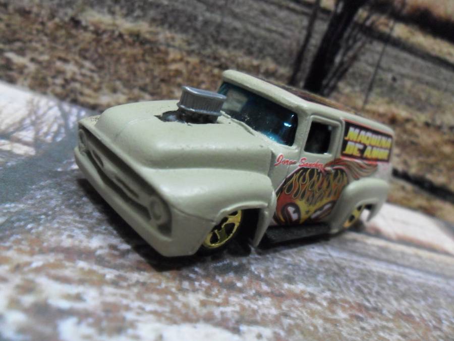 STUNNING   HOT WHEELS 1956 FORD F-100 MAQUINA DE AMOR  , NEAR MINT , MADE IN 2005