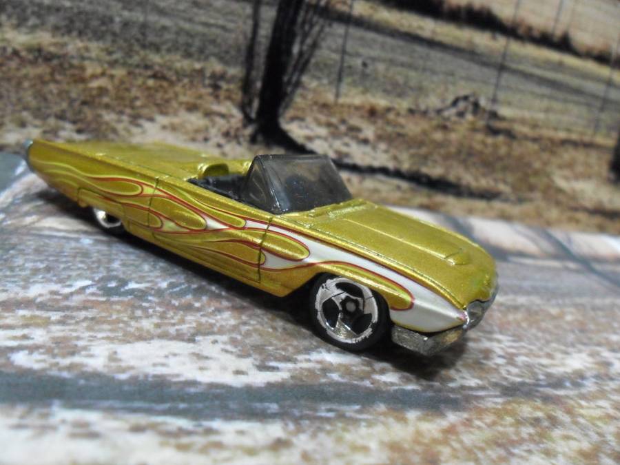 STUNNING   HOT WHEELS 1963 FORD T -BIRD   , NEAR MINT , MADE IN MALAYSIA   IN  2004