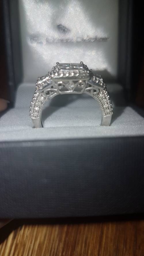 Sparkling 1.7tcw diamond ring|